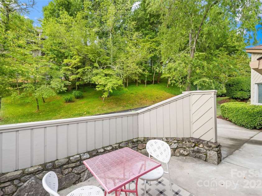 401 Timber Drive, Asheville, NC 28804.  MLS# CAR4210317, YatesRealty ID 11672. 