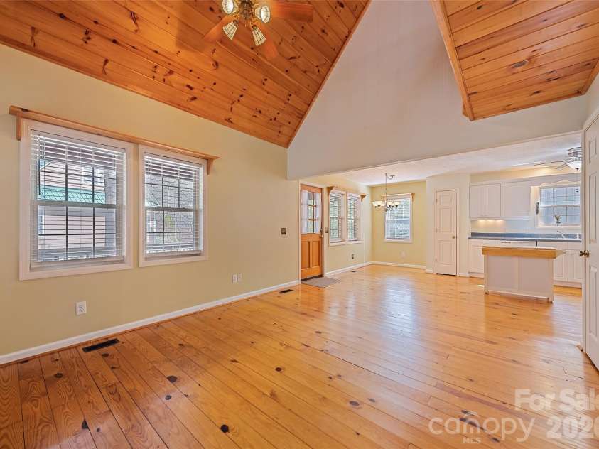 41 Trapper Lane, Waynesville, NC 28785.  MLS# CAR4366721, YatesRealty ID 11672. 