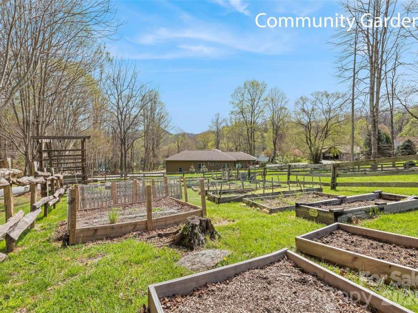 41 Trapper Lane, Waynesville, NC 28785.  MLS# CAR4366721, YatesRealty ID 11672. 