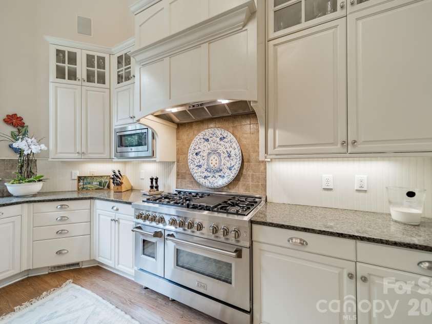 2516 Selwyn Avenue, Charlotte, NC 28209.  MLS# CAR4351447, YatesRealty ID 11673. Kitchen