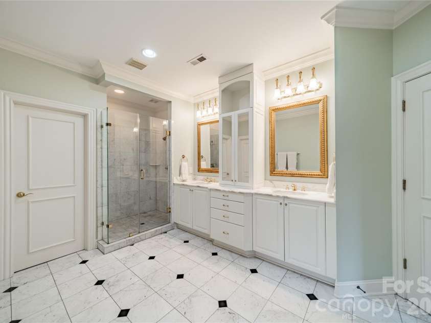 2516 Selwyn Avenue, Charlotte, NC 28209.  MLS# CAR4351447, YatesRealty ID 11673. Primary Bath