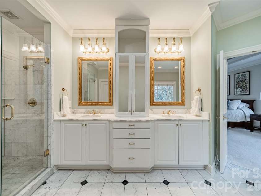2516 Selwyn Avenue, Charlotte, NC 28209.  MLS# CAR4351447, YatesRealty ID 11673. Primary Bath
