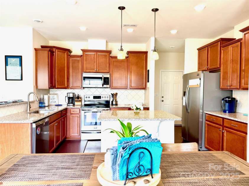 121 Mackinac Drive, Mooresville, NC 28117.  MLS# CAR4218931, YatesRealty ID 11674. Large eat-in kitchen w. island