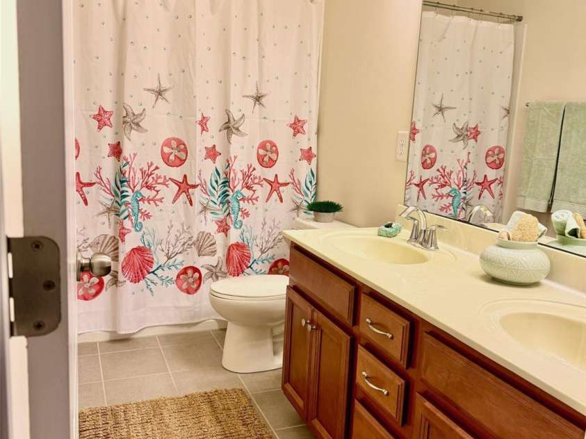 121 Mackinac Drive, Mooresville, NC 28117.  MLS# CAR4218931, YatesRealty ID 11674. Second full bathroom with dual vanity, tub and shower.