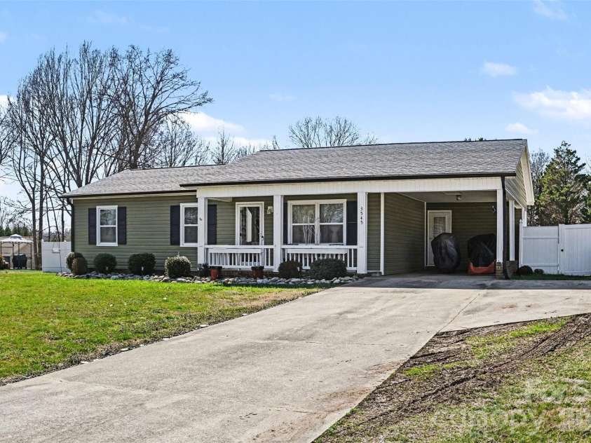 3545 Yorkland Drive, Hickory, NC 28601.  MLS# CAR4351565, YatesRealty ID 11675. 