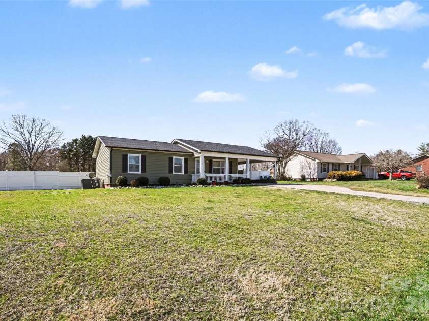 3545 Yorkland Drive, Hickory, NC 28601.  MLS# CAR4351565, YatesRealty ID 11675. 