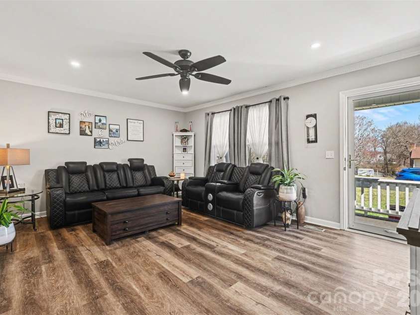 3545 Yorkland Drive, Hickory, NC 28601.  MLS# CAR4351565, YatesRealty ID 11675. 