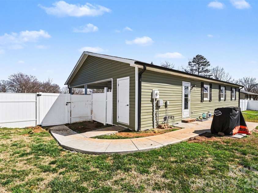 3545 Yorkland Drive, Hickory, NC 28601.  MLS# CAR4351565, YatesRealty ID 11675. 