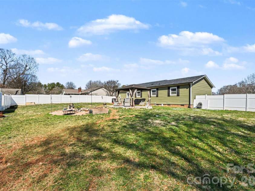 3545 Yorkland Drive, Hickory, NC 28601.  MLS# CAR4351565, YatesRealty ID 11675. 
