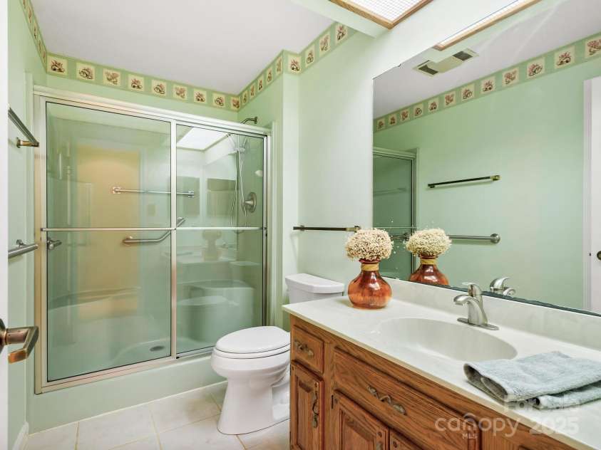 401 Scarlet Oak Lane, Hendersonville, NC 28791.  MLS# CAR4215612, YatesRealty ID 11677. 2nd Bath