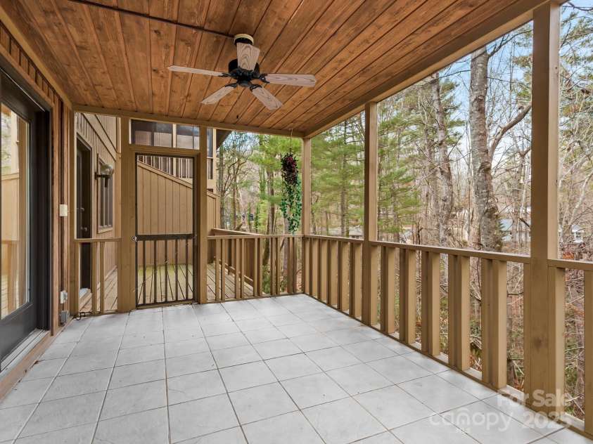 401 Scarlet Oak Lane, Hendersonville, NC 28791.  MLS# CAR4215612, YatesRealty ID 11677. 