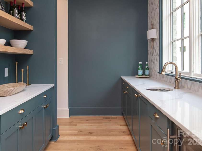 1214 Kings Drive, Charlotte, NC 28207.  MLS# CAR4215247, YatesRealty ID 11678. 