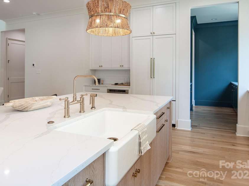 1214 Kings Drive, Charlotte, NC 28207.  MLS# CAR4215247, YatesRealty ID 11678. 