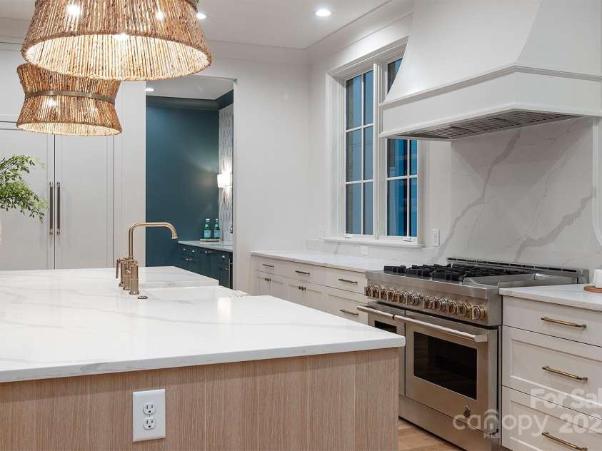 1214 Kings Drive, Charlotte, NC 28207.  MLS# CAR4215247, YatesRealty ID 11678. 