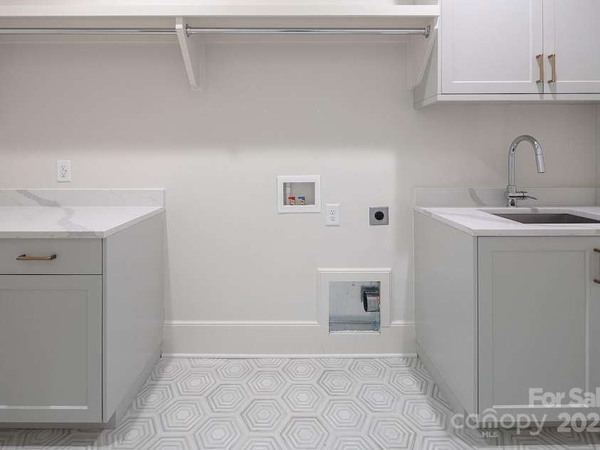 1214 Kings Drive, Charlotte, NC 28207.  MLS# CAR4215247, YatesRealty ID 11678. 