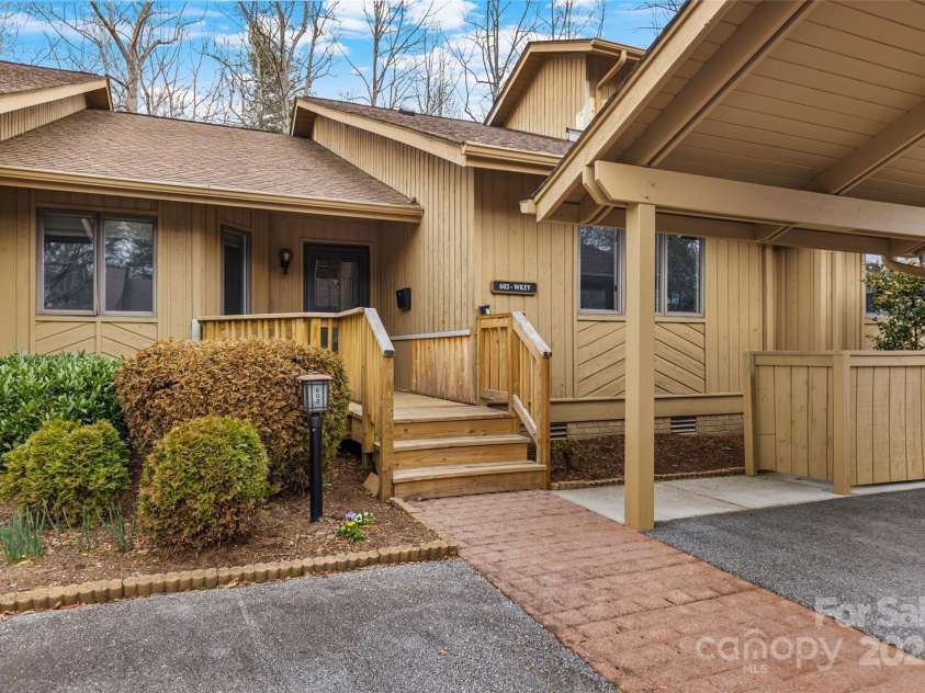 603 Red Oak Drive, Hendersonville, NC 28791.  MLS# CAR4234152, YatesRealty ID 11679. 