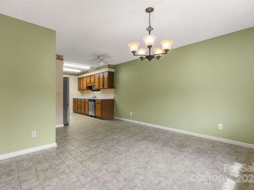 603 Red Oak Drive, Hendersonville, NC 28791.  MLS# CAR4234152, YatesRealty ID 11679. 