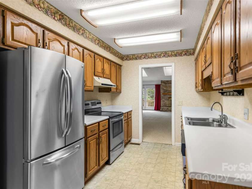 603 Red Oak Drive, Hendersonville, NC 28791.  MLS# CAR4234152, YatesRealty ID 11679. 