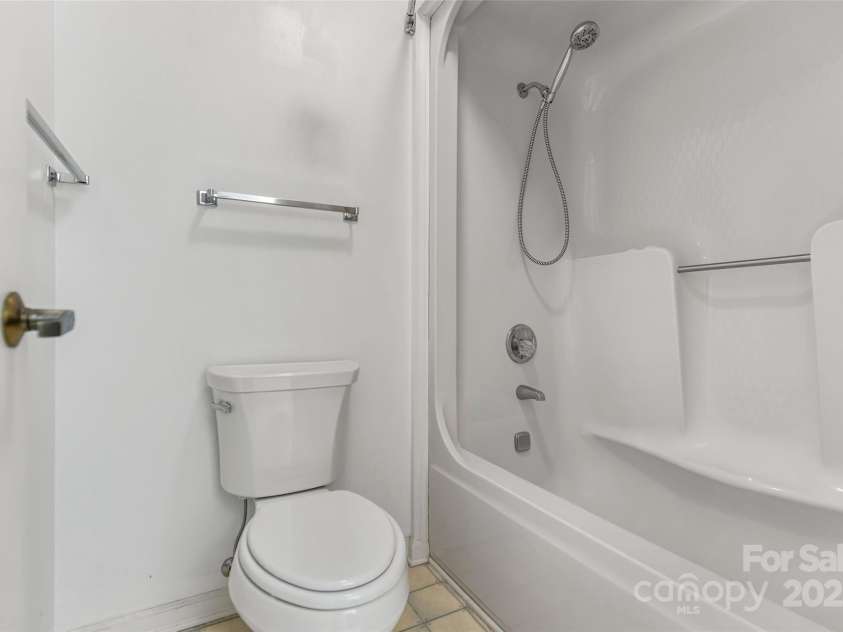 603 Red Oak Drive, Hendersonville, NC 28791.  MLS# CAR4234152, YatesRealty ID 11679. 