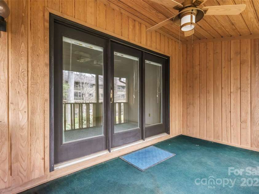 603 Red Oak Drive, Hendersonville, NC 28791.  MLS# CAR4234152, YatesRealty ID 11679. 