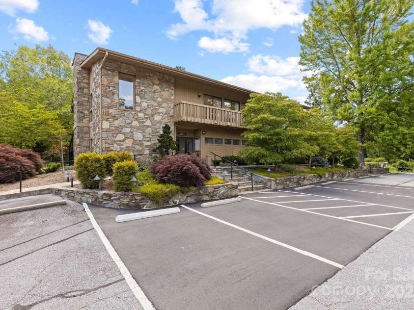 603 Red Oak Drive, Hendersonville, NC 28791.  MLS# CAR4234152, YatesRealty ID 11679. 