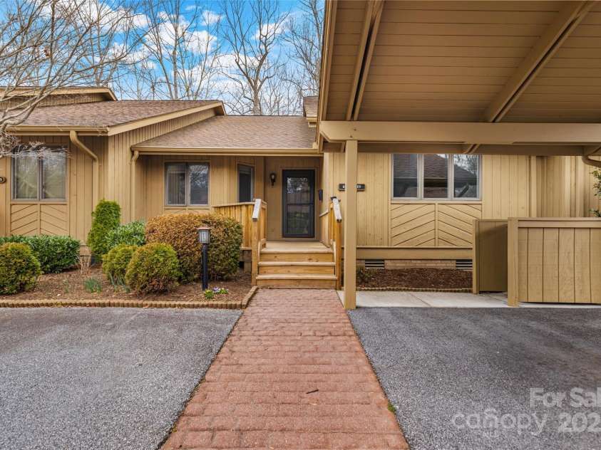 603 Red Oak Drive, Hendersonville, NC 28791.  MLS# CAR4234152, YatesRealty ID 11679. 