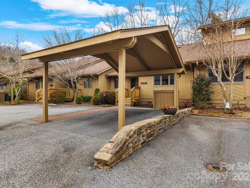 603 Red Oak Drive, Hendersonville, NC 28791.  MLS# CAR4234152, YatesRealty ID 11679. 