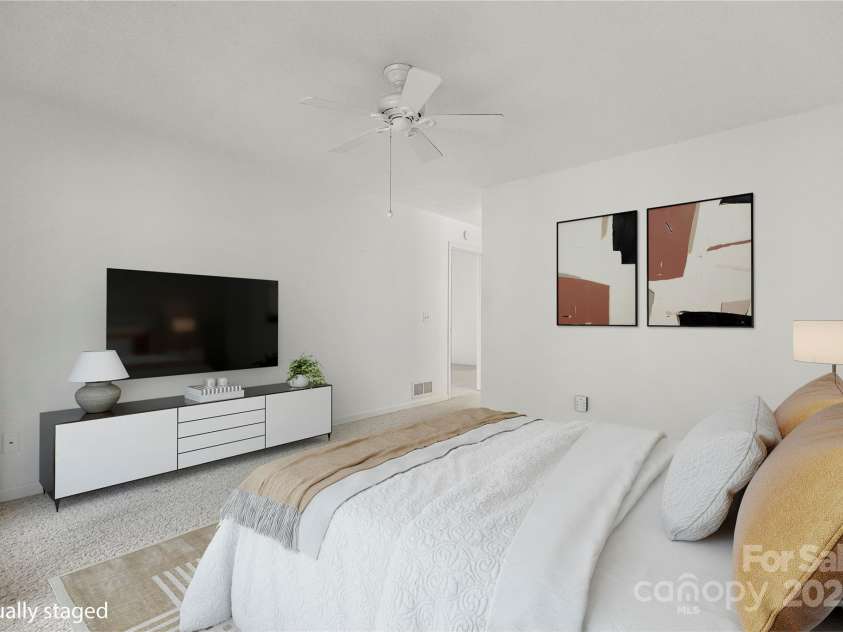 603 Red Oak Drive, Hendersonville, NC 28791.  MLS# CAR4234152, YatesRealty ID 11679. 