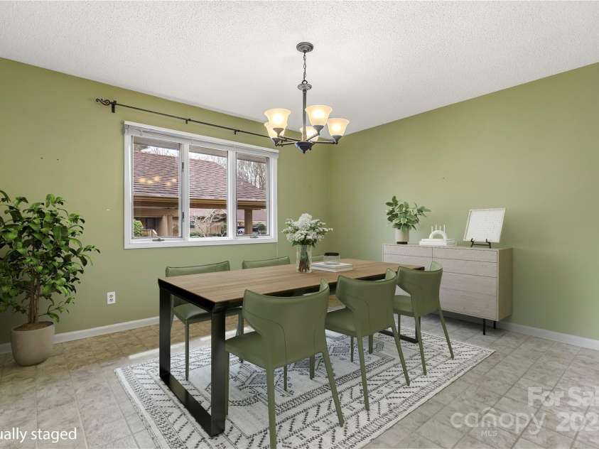 603 Red Oak Drive, Hendersonville, NC 28791.  MLS# CAR4234152, YatesRealty ID 11679. 