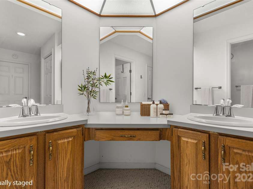 603 Red Oak Drive, Hendersonville, NC 28791.  MLS# CAR4234152, YatesRealty ID 11679. 