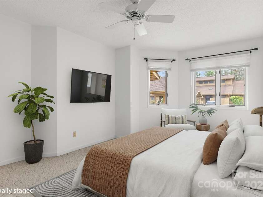 603 Red Oak Drive, Hendersonville, NC 28791.  MLS# CAR4234152, YatesRealty ID 11679. 