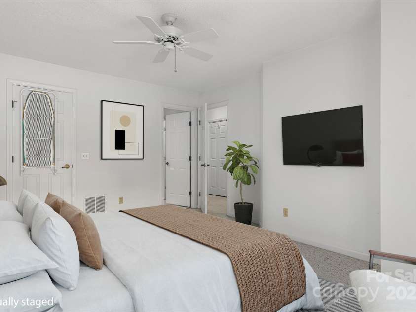 603 Red Oak Drive, Hendersonville, NC 28791.  MLS# CAR4234152, YatesRealty ID 11679. 