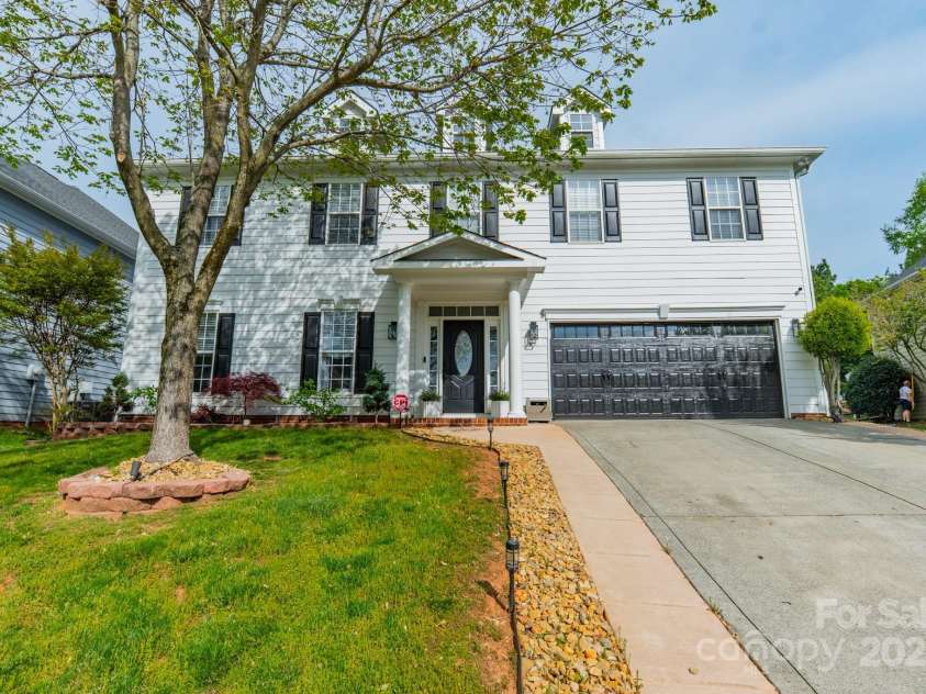 117 Middleton Place, Mooresville, NC 28117.  MLS# CAR4243590, YatesRealty ID 11681. 2-Car Garage & Extended Driveway in the Front