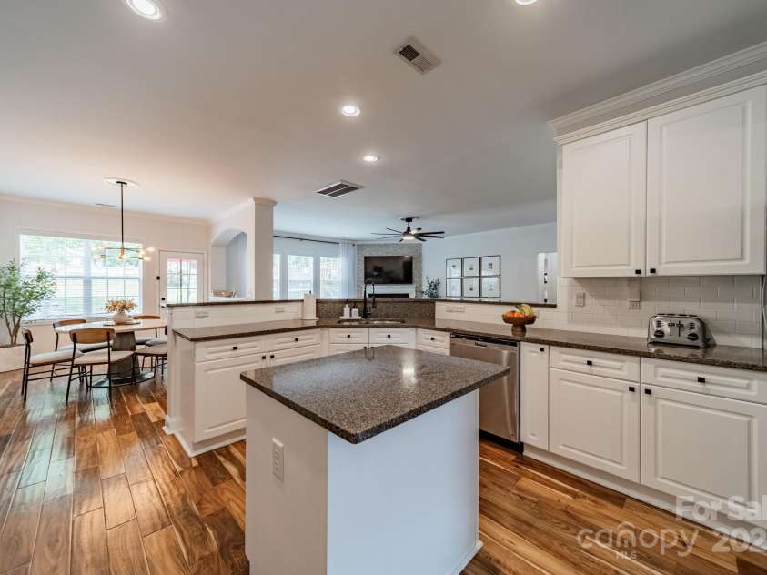 117 Middleton Place, Mooresville, NC 28117.  MLS# CAR4243590, YatesRealty ID 11681. Kitchen with Island