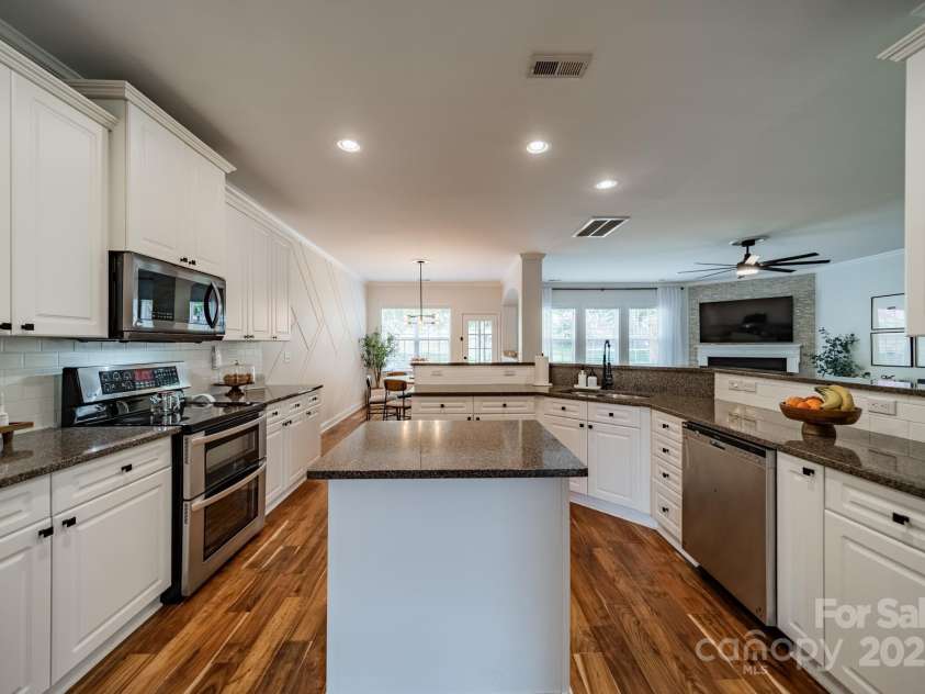 117 Middleton Place, Mooresville, NC 28117.  MLS# CAR4243590, YatesRealty ID 11681. Kitchen with Stainless Appliances