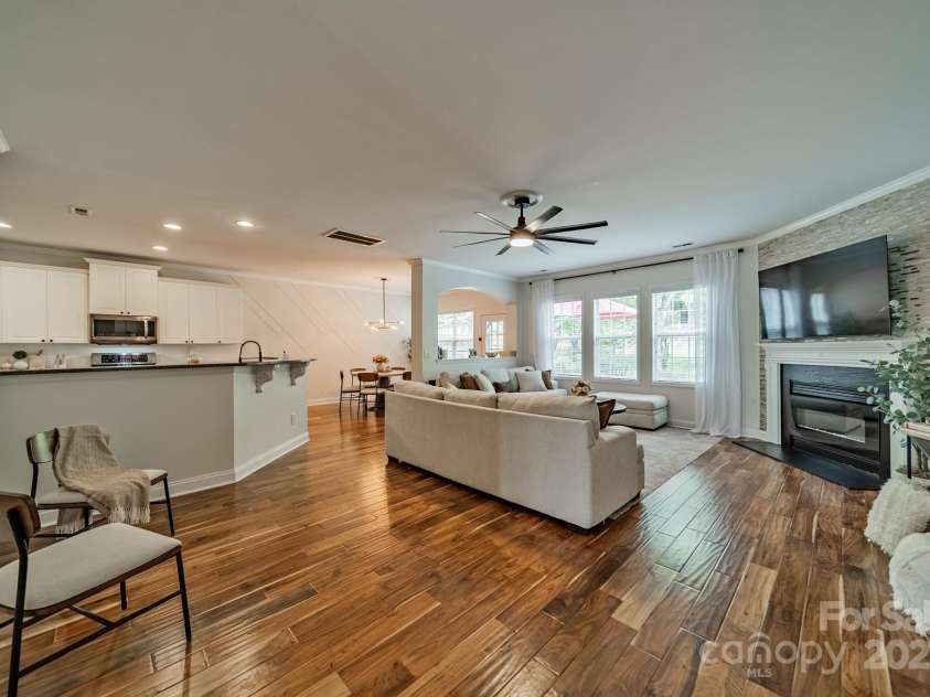 117 Middleton Place, Mooresville, NC 28117.  MLS# CAR4243590, YatesRealty ID 11681. Living Room, Kitchen and Breakfast Room