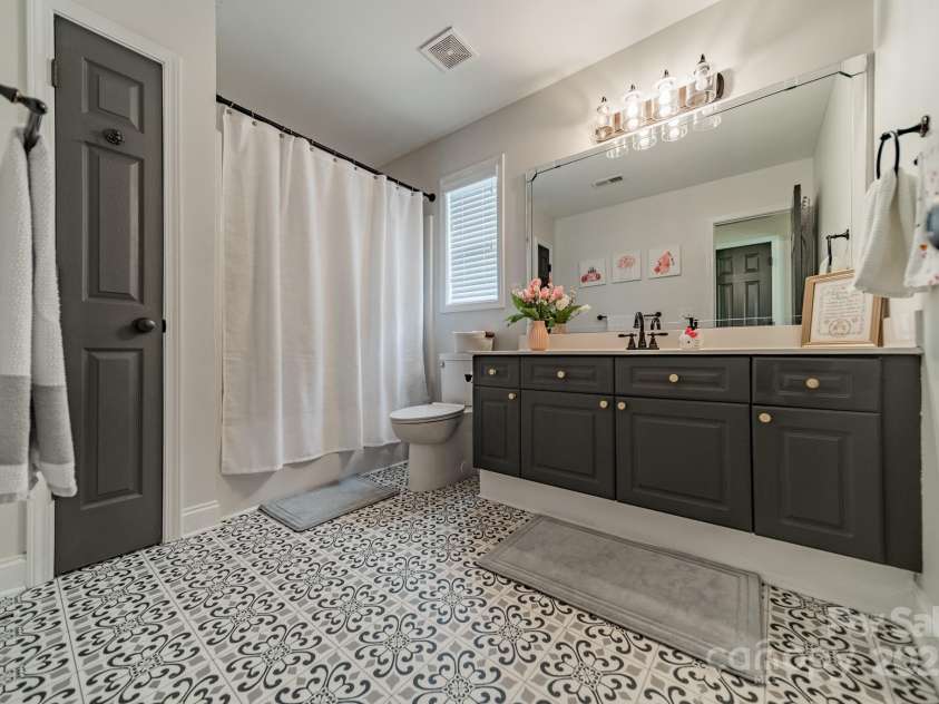 117 Middleton Place, Mooresville, NC 28117.  MLS# CAR4243590, YatesRealty ID 11681. Secondary Full Bath upstairs off Hallway