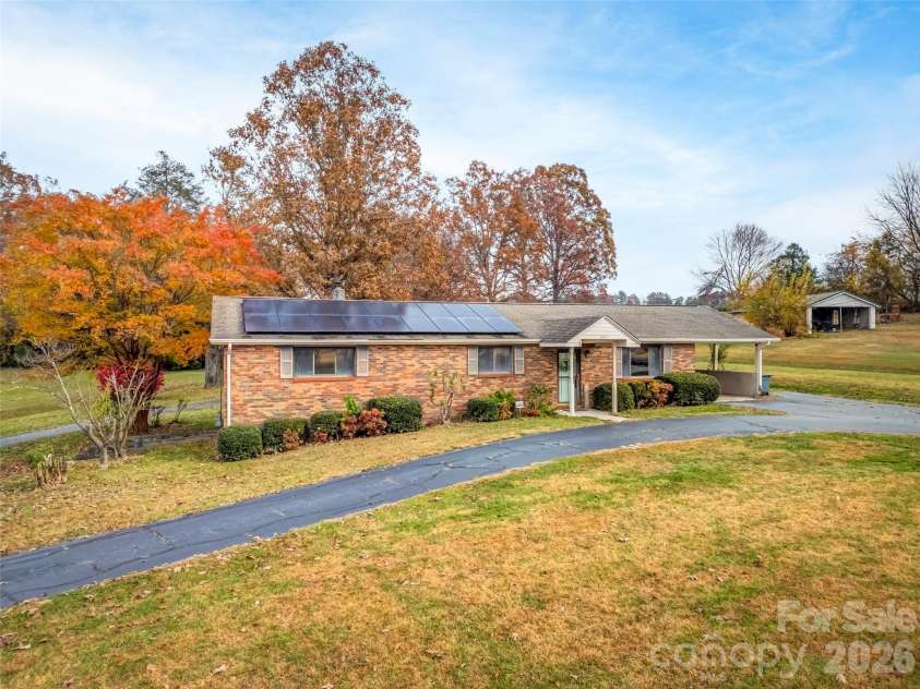 605 Dana Road, Hendersonville, NC 28792.  MLS# CAR4303127, YatesRealty ID 11681. 