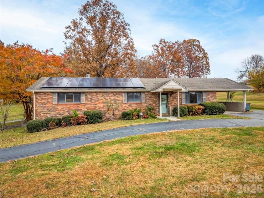 605 Dana Road, Hendersonville, NC 28792.  MLS# CAR4303127, YatesRealty ID 11681. 