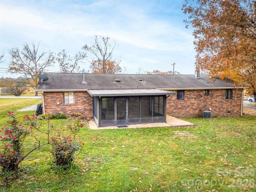 605 Dana Road, Hendersonville, NC 28792.  MLS# CAR4303127, YatesRealty ID 11681. 