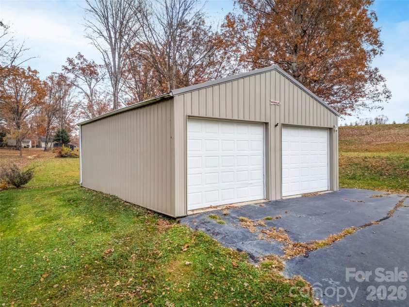 605 Dana Road, Hendersonville, NC 28792.  MLS# CAR4303127, YatesRealty ID 11681. 