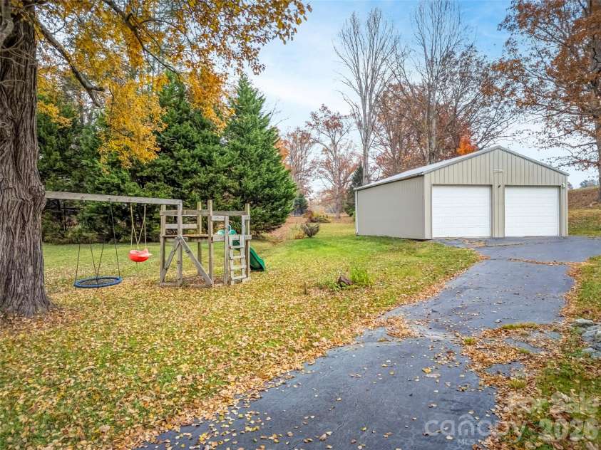 605 Dana Road, Hendersonville, NC 28792.  MLS# CAR4303127, YatesRealty ID 11681. 
