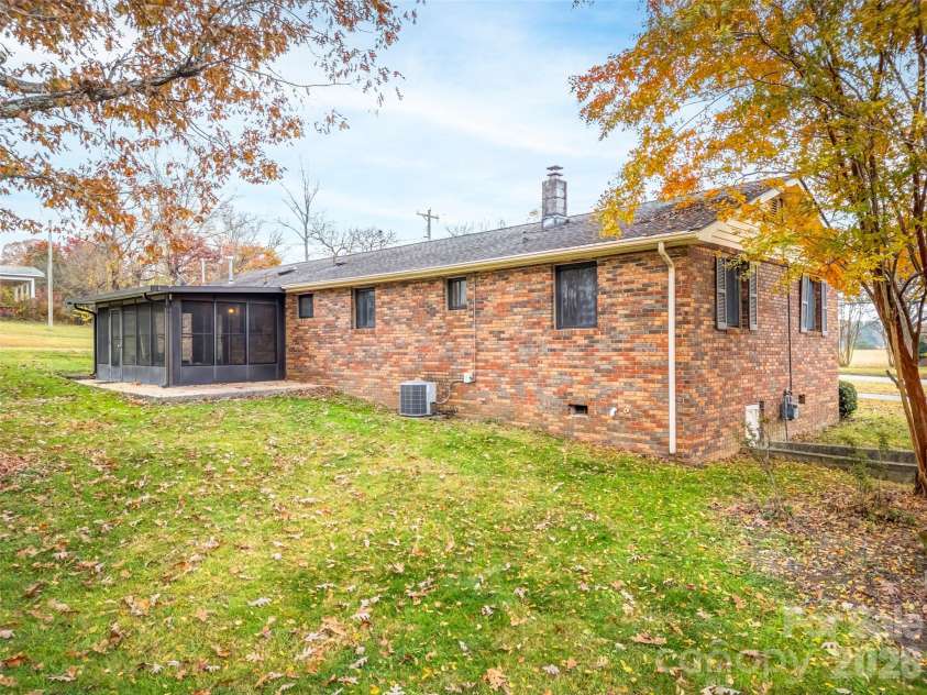 605 Dana Road, Hendersonville, NC 28792.  MLS# CAR4303127, YatesRealty ID 11681. 
