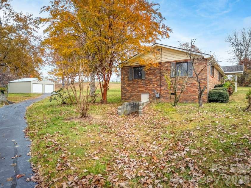 605 Dana Road, Hendersonville, NC 28792.  MLS# CAR4303127, YatesRealty ID 11681. 