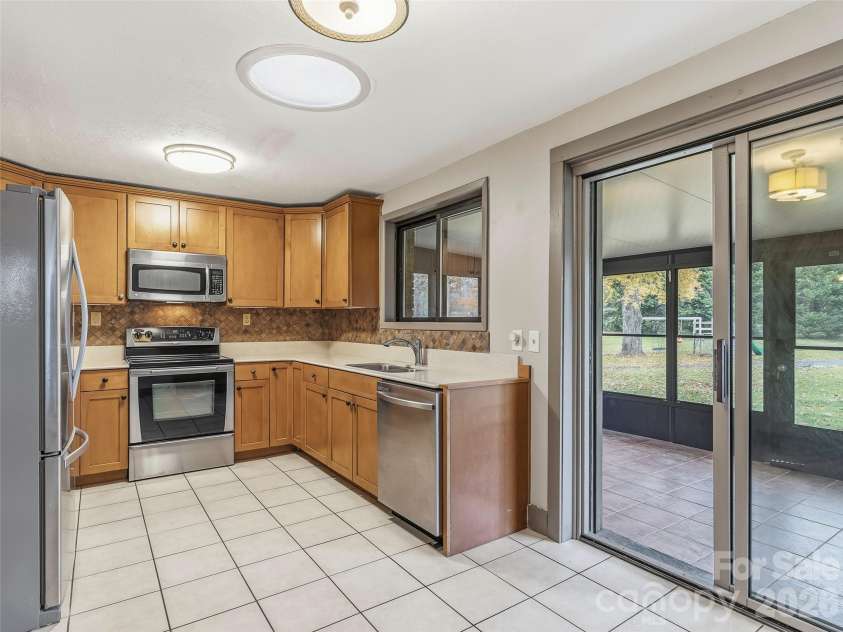 605 Dana Road, Hendersonville, NC 28792.  MLS# CAR4303127, YatesRealty ID 11681. 