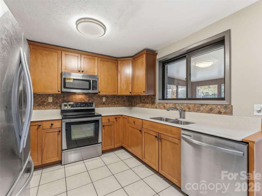 605 Dana Road, Hendersonville, NC 28792.  MLS# CAR4303127, YatesRealty ID 11681. 