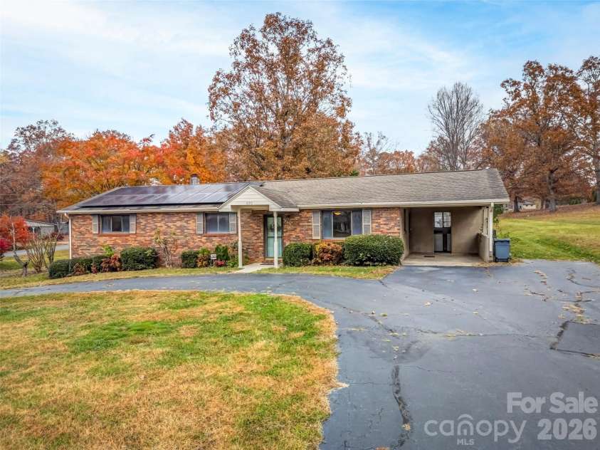 605 Dana Road, Hendersonville, NC 28792.  MLS# CAR4303127, YatesRealty ID 11681. 