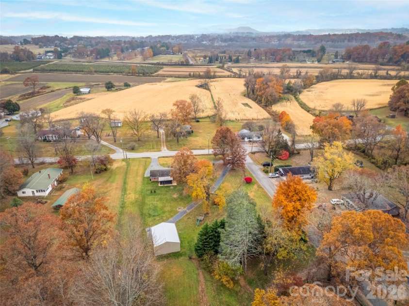 605 Dana Road, Hendersonville, NC 28792.  MLS# CAR4303127, YatesRealty ID 11681. 