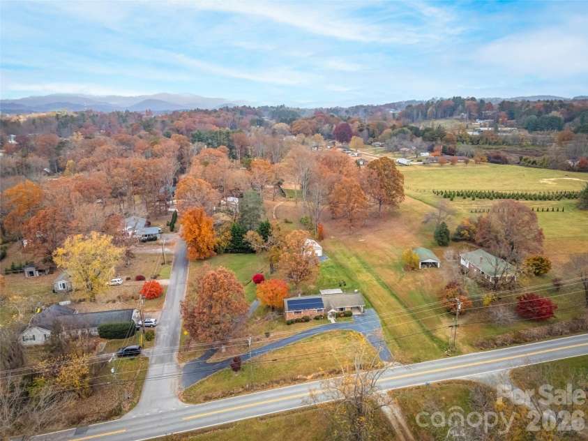 605 Dana Road, Hendersonville, NC 28792.  MLS# CAR4303127, YatesRealty ID 11681. 
