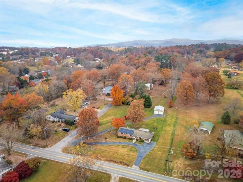 605 Dana Road, Hendersonville, NC 28792.  MLS# CAR4303127, YatesRealty ID 11681. 